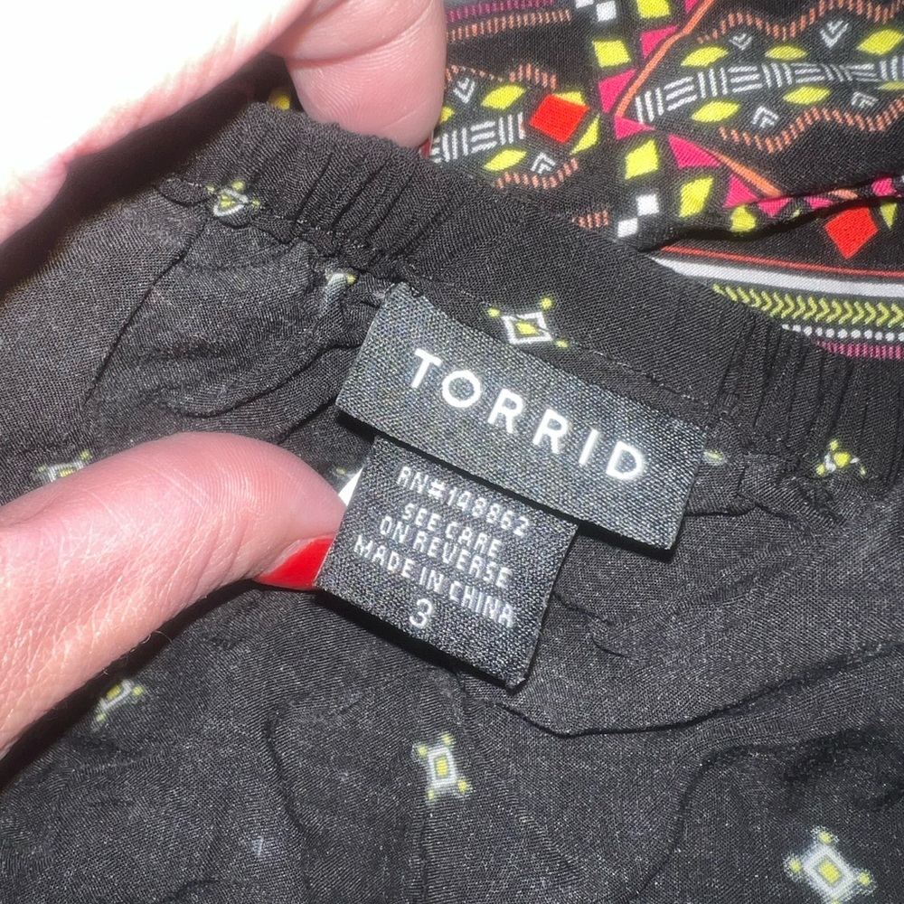 Torrid Black Top with Geometric Pattern size 3 NWOT - Picture 3 of 3